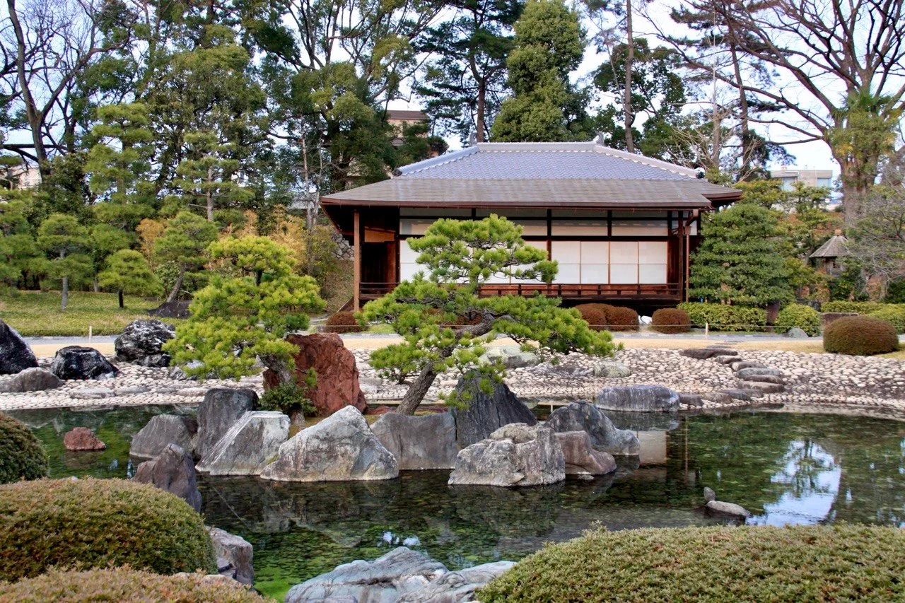 Japanischer Garten in Kyoto mit Kiefer, Steinen und Wasser - Inspiration seit 2009
