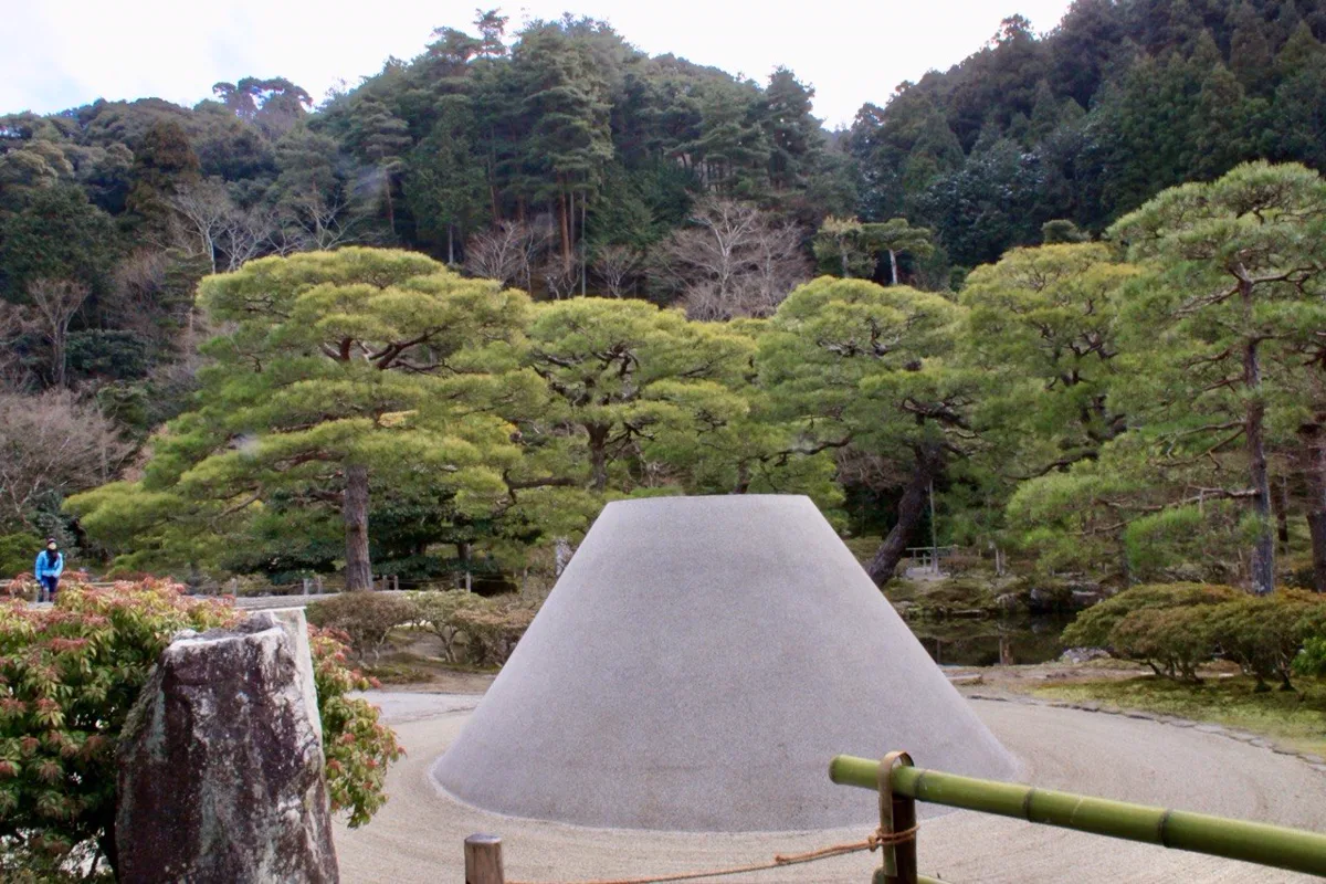 Japanischer Garten in Kyoto mit Sandkegel und geschnittenen Kiefern