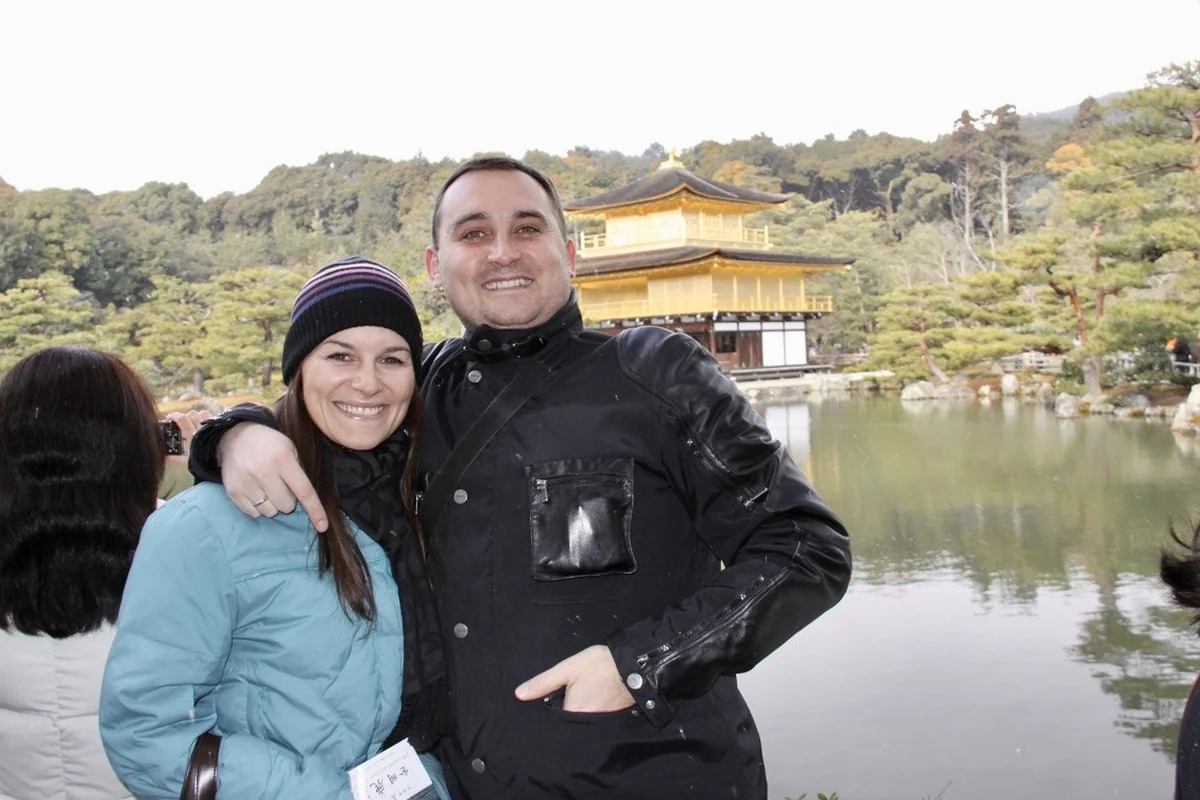 Viktor mit seiner Frau in Kyoto 2009 vor japanischem Garten und Goldenem Pavillon
