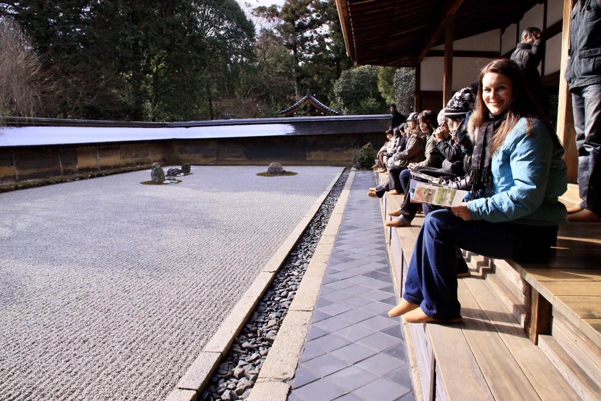 Viktors Frau in Kyoto vor einem Zen-Garten - Inspiration für japanische Gartenkunst